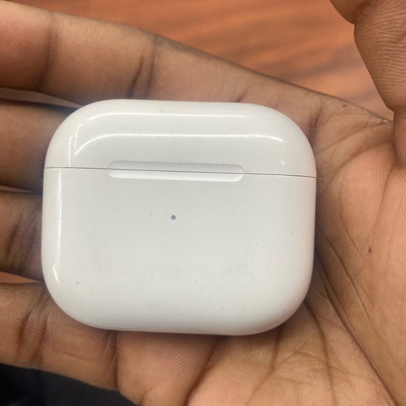 White apple air pods - Picture 1 of 4